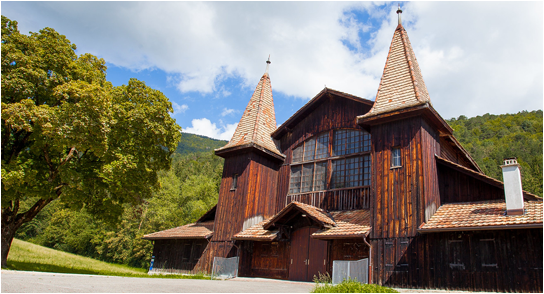 Photo pour le site internet de Moutier où l'on voit une maison en bois.