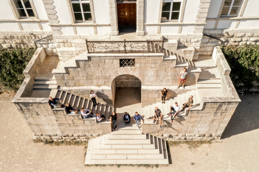 Photo 2018 de la team Pomzed sur des ecaliers vu du ciel.