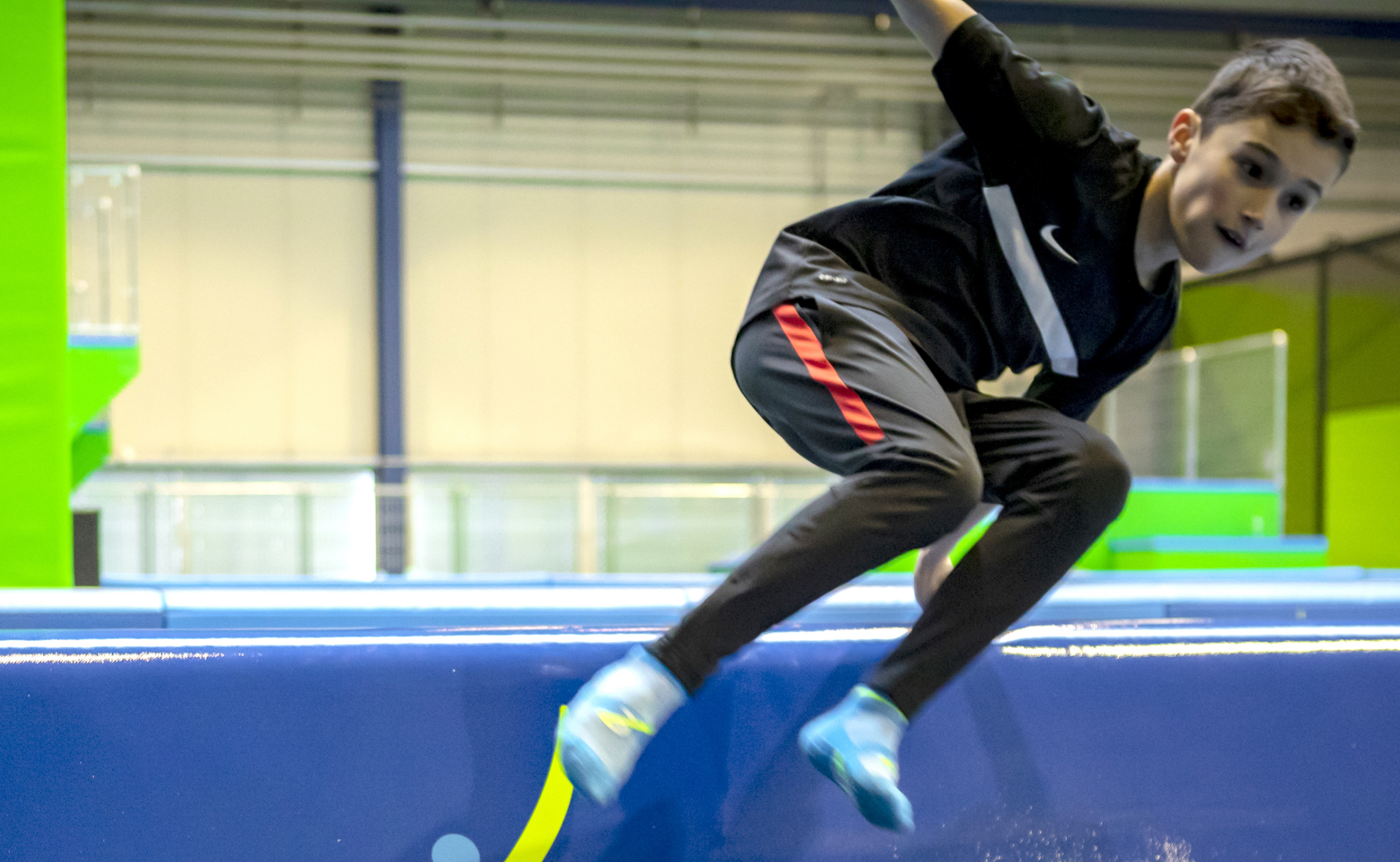 Cadrage différent d’une photographie d’un enfant qui saute par-dessus un obstacle en mousse du trampoline park