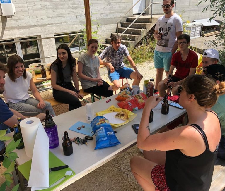 Equipe Pomzed qui mange les grillades sur la terrasse à Delémont