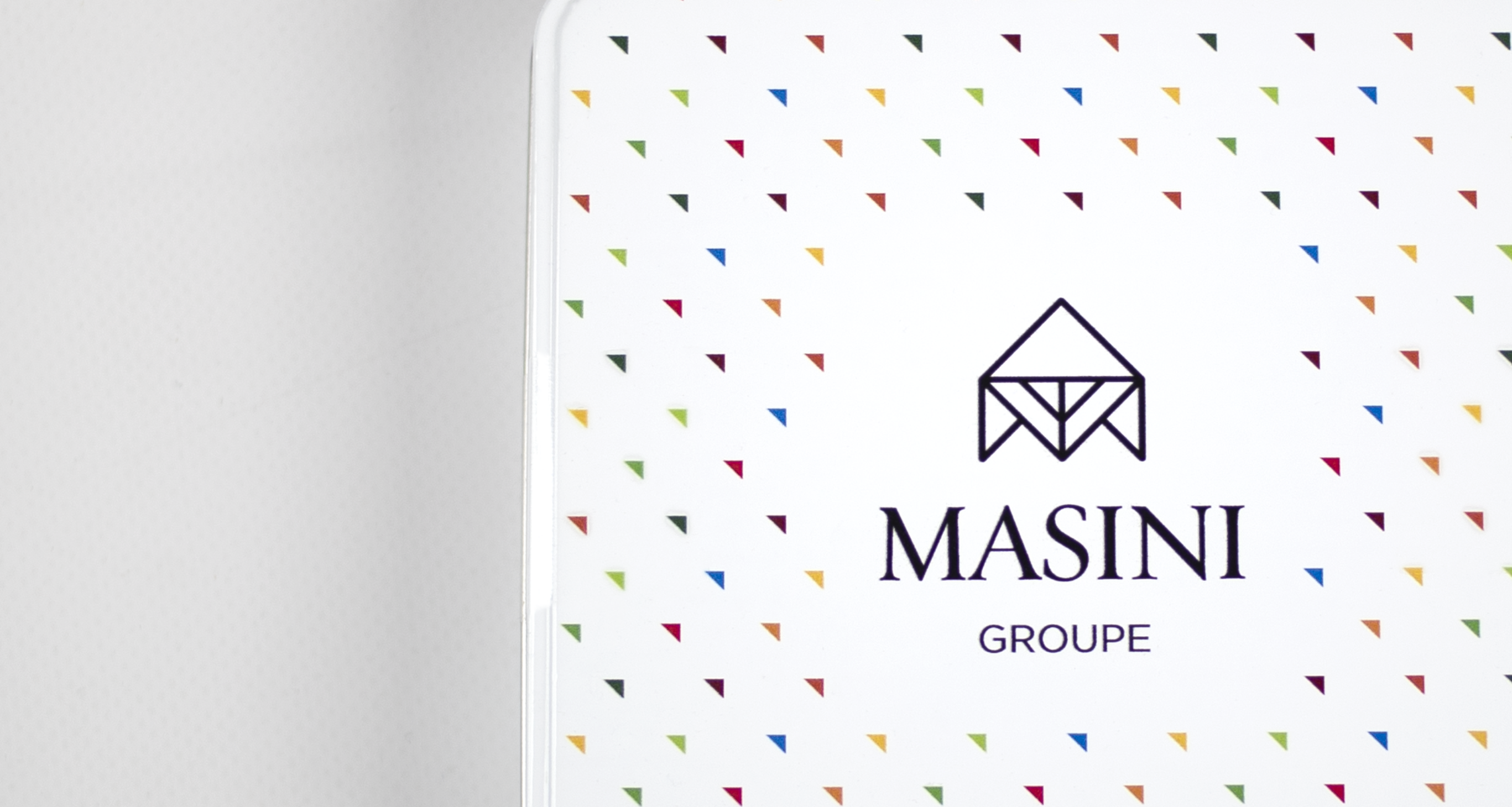 Détail de la boîte de chocolats présentant le logo de Masini Groupe et le motif en triangle