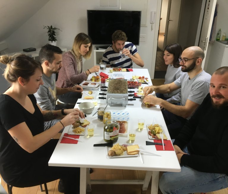 La team Pomzed mange la raclette au bureau