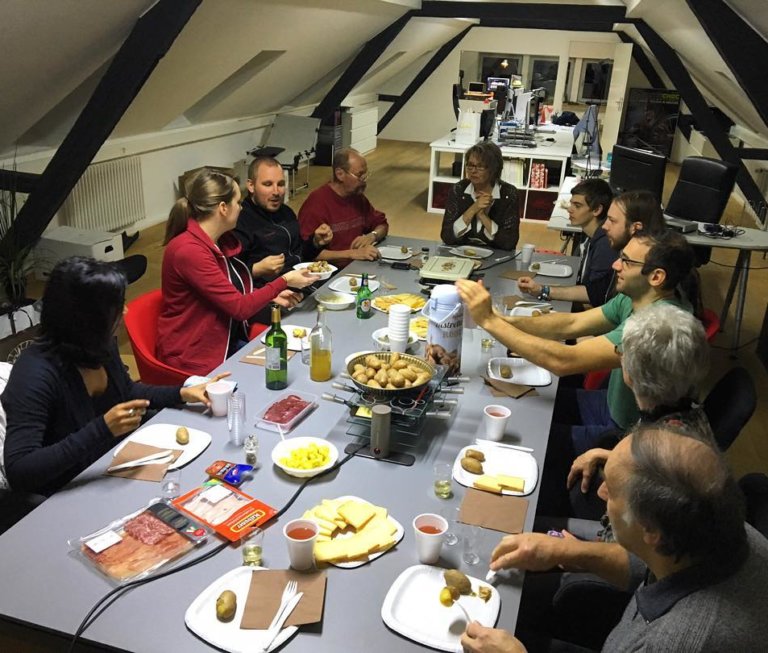 Toute la Team Pomzed mange la raclette dans les nouveaux bureaux de Delémont