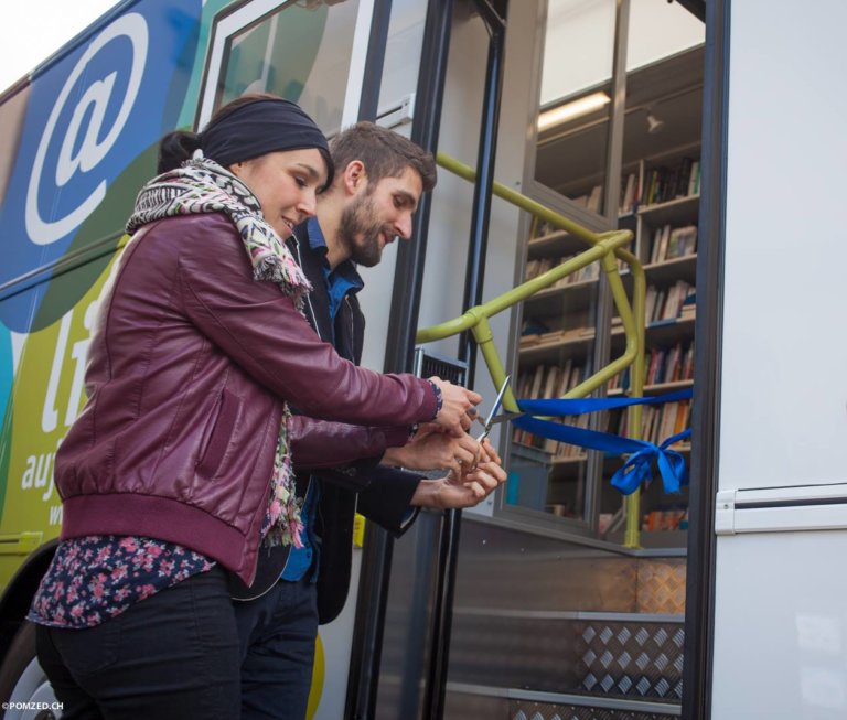 Découpage du ruban qui inaugure le bibliobus.