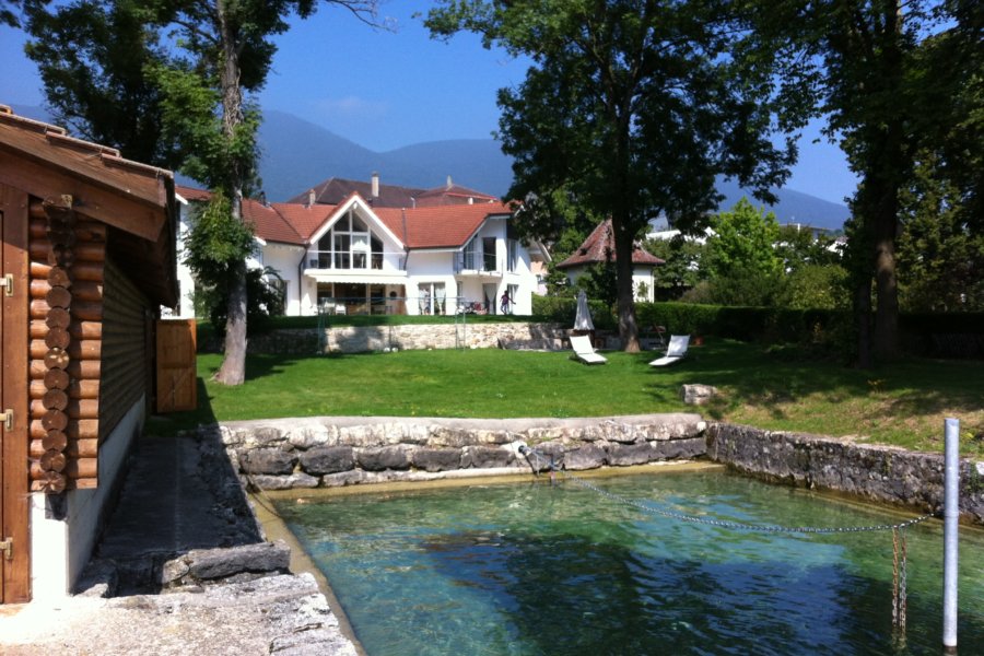 Agence Pomzed à Neuchâtel, photo des maisons près du lac de Neuchâtel.